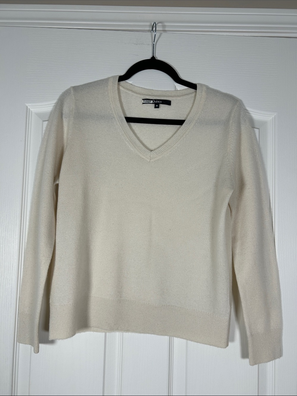Quince Cashmere Women's V-Neck Sweater in Cream size M